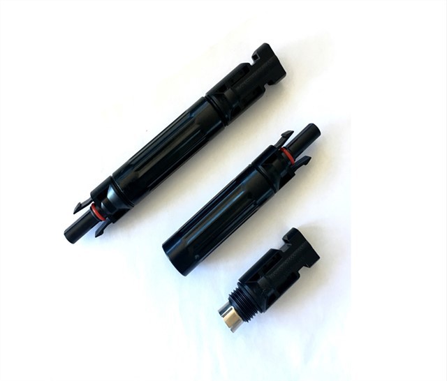 מחבר סולארי עם נתיך